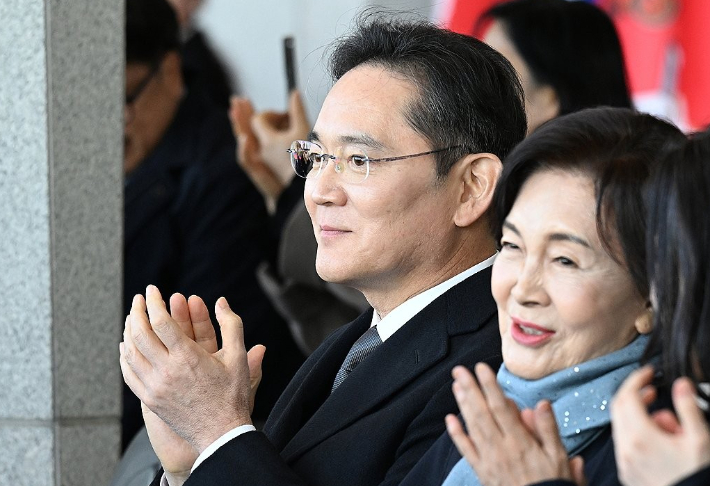 이재용 삼성전자 회장(왼쪽)과 홍라희 리움미술관 명예관장. 연합뉴스
