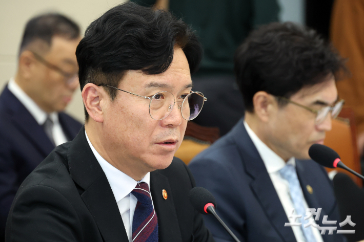 김영훈 고용노동부 장관이 13일 서울 여의도 국회에서 열린 기후에너지환경노동위원회의 고용노동부 국정감사에서 의원 질의에 답변을 하고 있다. 윤창원 기자