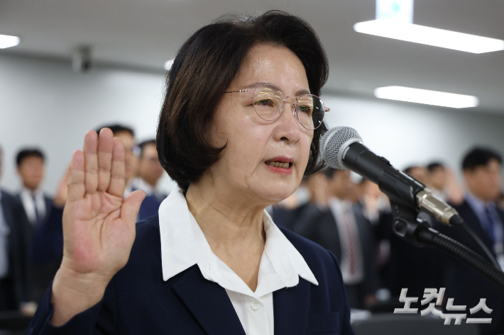 추미애 경기도지사가 13일 경기 수원시 영통구 경기도청에서 열린 국회 행정안전위원회의 경기도에 대한 국정감사에서 증인 선서를 하고 있다. 수원=류영주 기자