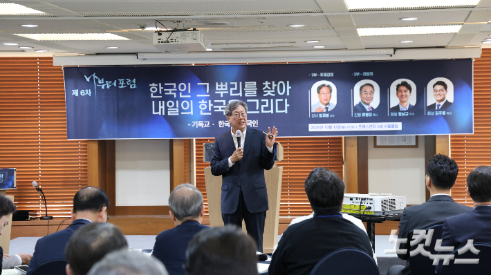 한국인의 정체성 연구로 주목 받아 온 한국학술연구원 원장 함재봉 교수가 12일 서울 중구 프레스센터 서울클럽에서 열린 제6차 나부터포럼 주제강연을 하고 있다. 송주열 기자