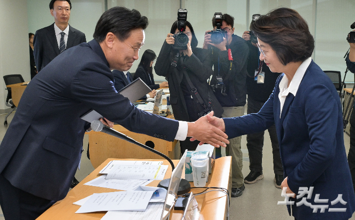 국회 행정안전위원회의 경기도 국정감사가 열린 13일 경기도청에서 추미애 경기지사가 김영진 위원장에게 선서문을 전달하고 있다. 수원=류영주 기자