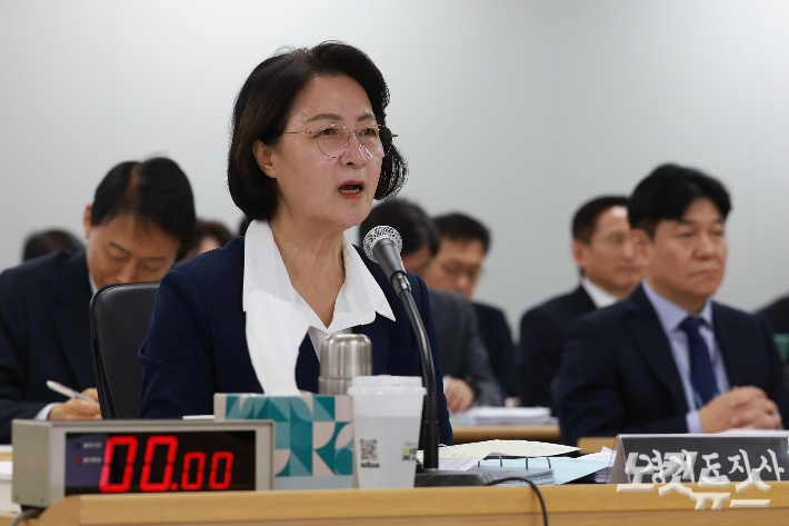 추미애 경기지사가 13일 경기 수원시 영통구 경기도청에서 열린 국회 행정안전위원회의 경기도에 대한 국정감사에서 위원들의 질의에 답변하고 있다. 수원=류영주 기자