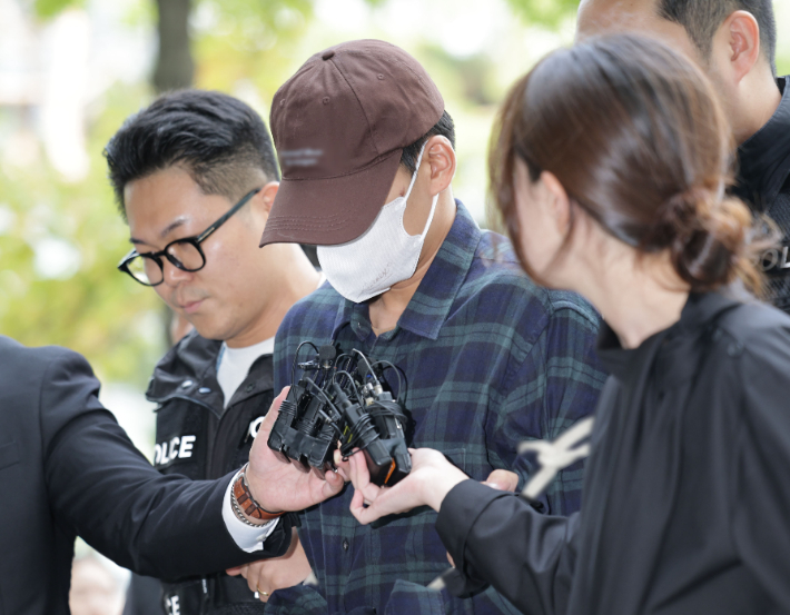 이혼소송 중 장모 살해 및 아내를 납치한 20대 중반 남성 A씨. 연합뉴스