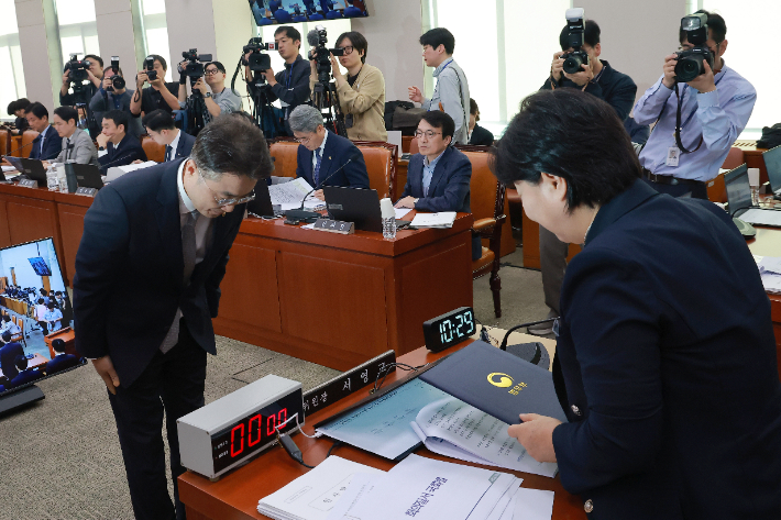 이진수 법무부 장관 직무대행이 8일 국회 법제사법위원회에서 열린 법무부, 대한법률구조공단 등에 대한 국정감사에서 선서문을 법사위원장인 더불어민주당 서영교 의원에게 제출한 뒤 인사하고 있다. 연합뉴스