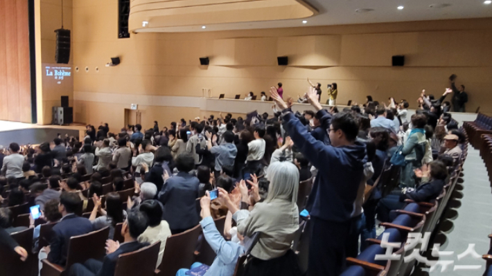 강원영동CBS와 강릉아트센터가 공동 주최한 콘서트 오페라 '라 보엠' 공연을 관람하던 시민들이 기립 박수를 치고 있는 모습. 전영래 기자