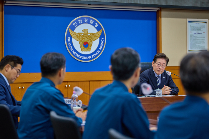 이재명 대통령이 13일 인천경찰청에서 이날 대형마트에서 발행한 흉기 난동 사건 대응 현황을 점검하고 있다. 연합뉴스
