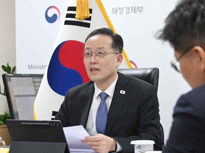 이형일 부총리 겸 재정경제부 장관이 13일 오후 스콧 베센트 미국 재무장관과 화상면담을 진행했다. 재정경제부 제공