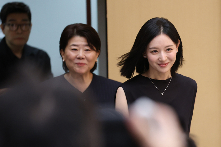 배우 김지원(오른쪽부터), 이정은, 손현주가 7일 서울 양천구 SBS사옥에서 열린 드라마 '닥터X: 하얀 마피아의 시대' 제작발표회에 입장하고 있다. 연합뉴스