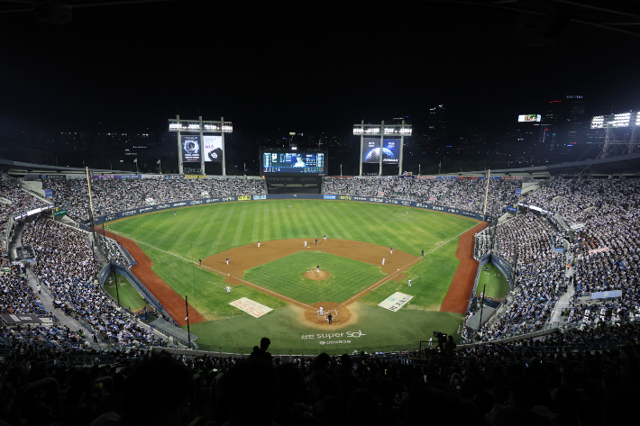 12일 서울 잠실야구장에서 프로야구 KBO 리그 정규 시즌 최종전인 롯데와 두산의 경기 모습. 연합뉴스 