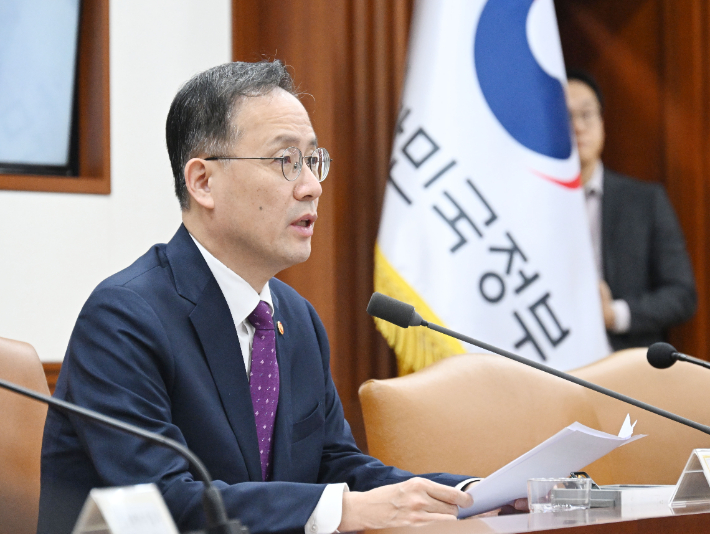 이형일 부총리 겸 재정경제부 장관이 14일 오전 정부서울청사에서 비상경제본부 회의 및 경제관계장관회의 겸 서비스산업발전 태스크포스(TF)를 주재하고 있다. 재정경제부 제공