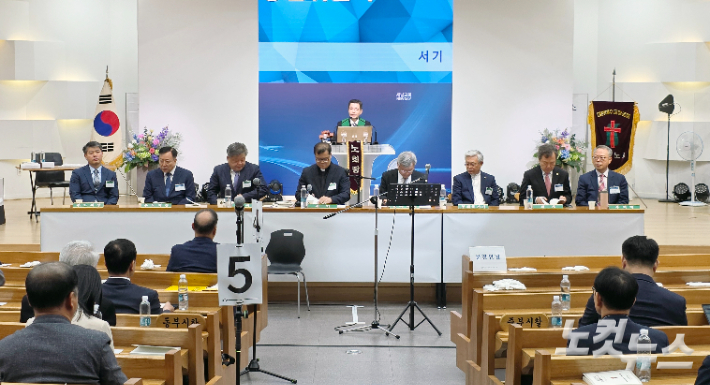 203회기 심임 임원들이 임원교체 후 회무 진행을 하고 있다. 이강현 기자
