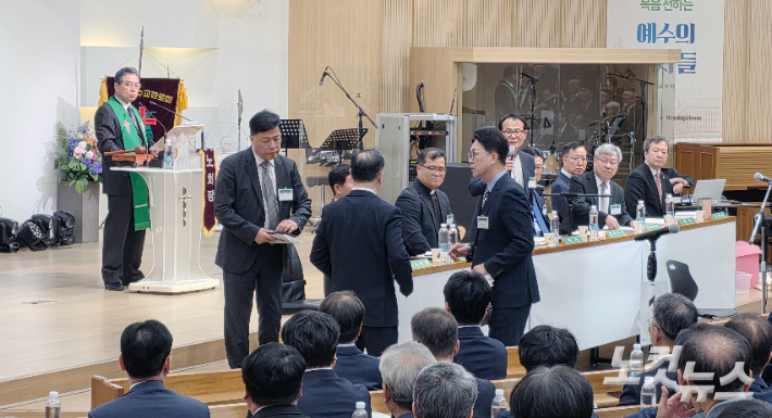 치열한 공방 끝에 노회장은 박제복 목사를 회의장 밖으로 퇴장시키는 조치를 단행했다. 이강현 기자
