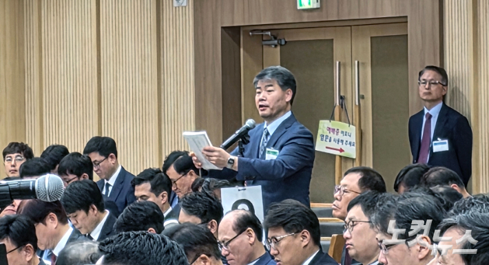 정상적인 상회비 납부 및 예배당 이단 매각설 의혹 등에 관해 정상화 목사가 반박을 하고 있다. 이강현 기자
