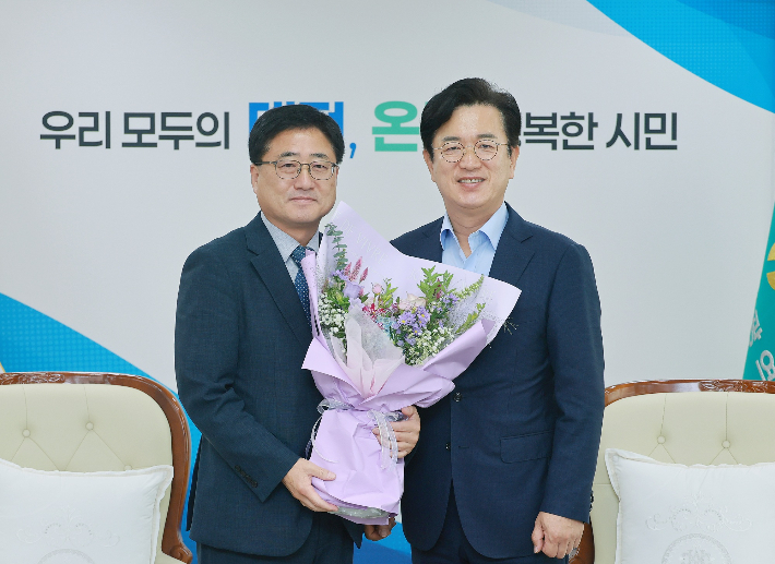 임재진 대전시 기획조정실장(사진 왼쪽)과 허태정 대전시장. 대전시 제공