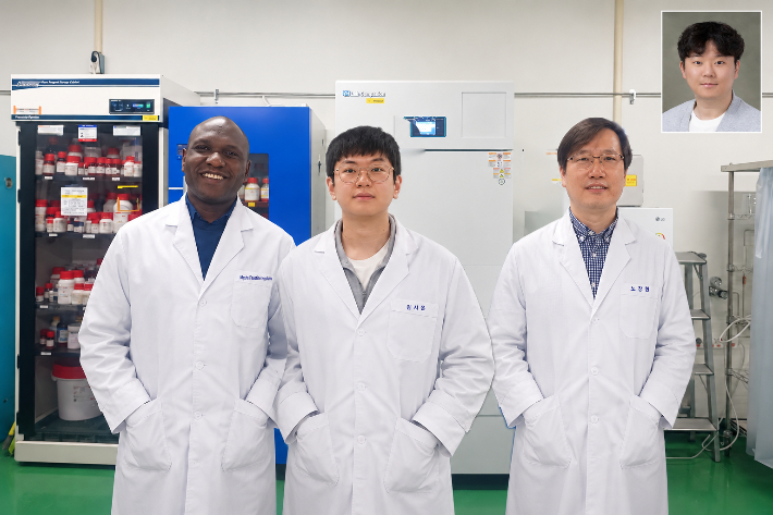 미구타 파우스틴 응굴리미 UST 졸업생, 김시온 UST 통합과정생, 노창현 UST 교수(왼쪽부터), 윤석민 UST 통합과정생(오른쪽 위). UST 제공