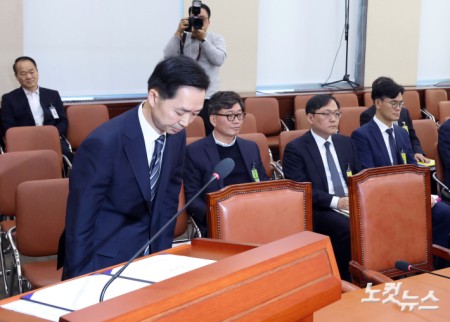고개숙여 인사하는 김지용 후보자