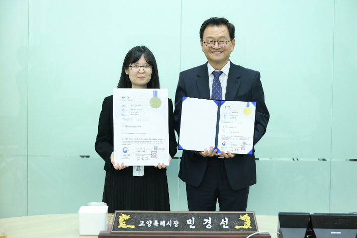민경선 고양특례시장은 지난 13일 시장 집무실에서 김동은 주무관과 차담회를 갖고 특허 등록을 축하했다. 고양시 제공