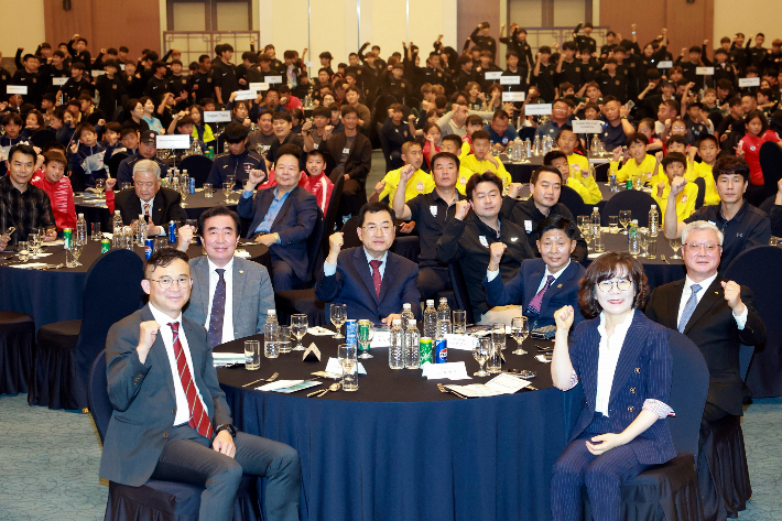 화랑대기 국제 유소년 축구대회 개회식에서 주낙영 경주시장을 비롯한 주요 내빈과 국내외 선수단이 파이팅을 외치며 기념촬영을 하고 있다. 경주시 제공