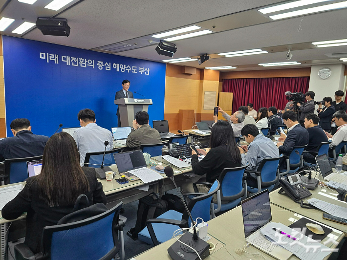 전재수 부산시장은 14일 브리핑에서 퐁피두 미술관 부산 분관과 부산오페라하우스 개관 기념 라 스칼라 극장 초청 공연 추진을 모두 중단하기로 했다. 송호재 기자