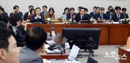안민석 경기도교육감이 14일 서울 여의도 국회에서 열린 교육위원회의 서울교육청·경기교육청·인천교육청 국정감사에서 의원 질의에 답변을 하고 있다.
