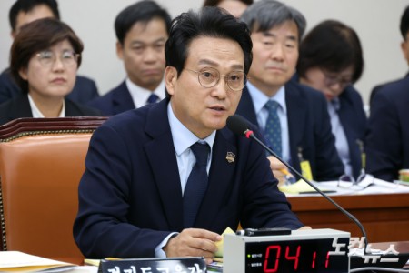 안민석 경기도교육감이 14일 서울 여의도 국회에서 열린 교육위원회의 서울교육청·경기교육청·인천교육청 국정감사에서 의원 질의에 답변을 하고 있다.