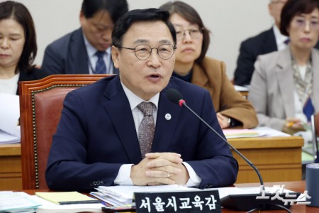 정근식 서울시교육감이 14일 서울 여의도 국회에서 열린 교육위원회의 서울교육청·경기교육청·인천교육청 국정감사에서 의원 질의에 답변을 하고 있다.
