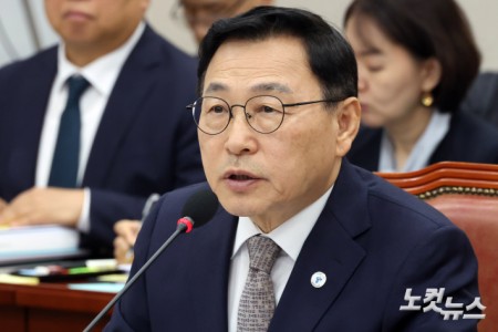 정근식 서울시교육감이 14일 서울 여의도 국회에서 열린 교육위원회의 서울교육청·경기교육청·인천교육청 국정감사에서 의원 질의에 답변을 하고 있다.