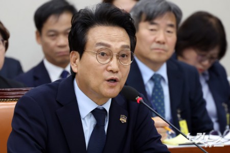 안민석 경기도교육감이 14일 서울 여의도 국회에서 열린 교육위원회의 서울교육청·경기교육청·인천교육청 국정감사에서 의원 질의에 답변을 하고 있다.