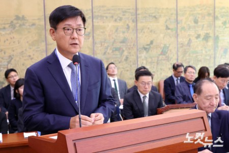 최병환 사행산업통합감독위원장이 14일 서울 여의도 국회에서 열린 문화체육관광위원회의 사행산업통합감독위원회·한국예술종합학교 등에 대한 국정감사에서 기관보고를 하고 있다. (이날 문체위는 국정감사에 앞서 열린 전체회의에서 증인채택과 관련해 여야가 이견을 보이며 국민의힘 의원들이 회의장을 퇴장했다.)