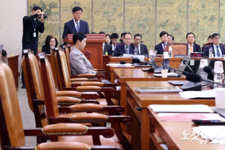14일 서울 여의도 국회에서 열린 문화체육관광위원회의 사행산업통합감독위원회·한국예술종합학교 등에 대한 국정감사에서 국민의힘 의원들의 자리가 비어있다. (이날 문체위는 국정감사에 앞서 열린 전체회의에서 증인채택과 관련해 여야가 이견을 보이며 국민의힘 의원들이 회의장을 퇴장했다.)