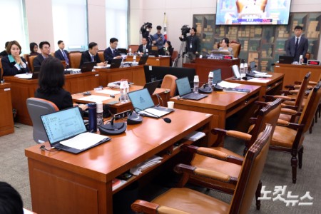 14일 서울 여의도 국회에서 열린 문화체육관광위원회의 사행산업통합감독위원회·한국예술종합학교 등에 대한 국정감사에서 국민의힘 의원들의 자리가 비어있다. (이날 문체위는 국정감사에 앞서 열린 전체회의에서 증인채택과 관련해 여야가 이견을 보이며 국민의힘 의원들이 회의장을 퇴장했다.)