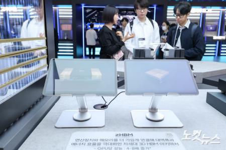 zHBM 설명 듣는 관람객들