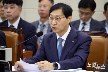 김성주 국민연금공단 이사장이 14일 서울 여의도 국회에서 열린 보건복지위원회의 국민연금공단 국정감사에서 의원 질의에 답변을 하고 있다.