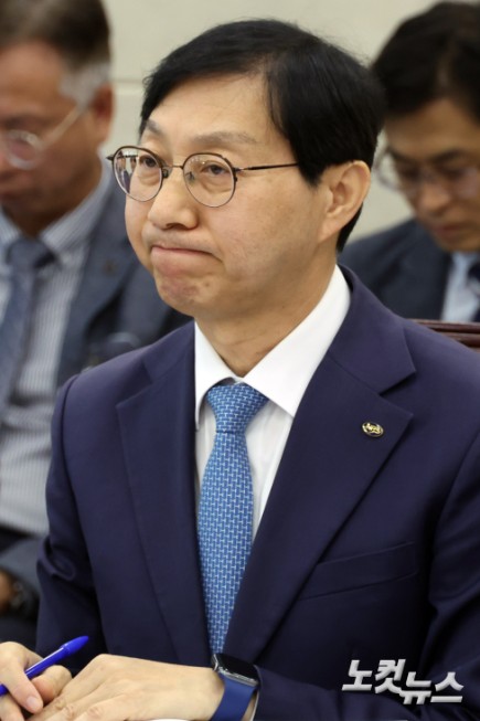 굳은 표정의 김성주 국민연금공단 이사장
