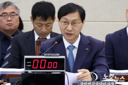 의원 질의에 답변하는 김성주 국민연금공단 이사장