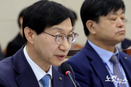 답변하는 김성주 국민연금공단 이사장
