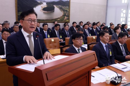 이승돈 농촌진흥청장이 14일 서울 여의도 국회에서 열린 농림축산식품해양수산위원회의 농촌진흥청·한국농어촌공사 등에 대한 국정감사에서 기관보고를 하고 있다.