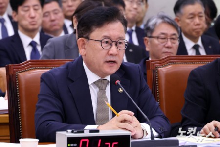 이승돈 농촌진흥청장이 14일 서울 여의도 국회에서 열린 농림축산식품해양수산위원회의 농촌진흥청·한국농어촌공사 등에 대한 국정감사에서 의원 질의에 답변을 하고 있다.