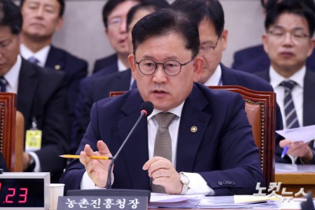 이승돈 농촌진흥청장이 14일 서울 여의도 국회에서 열린 농림축산식품해양수산위원회의 농촌진흥청·한국농어촌공사 등에 대한 국정감사에서 의원 질의에 답변을 하고 있다.