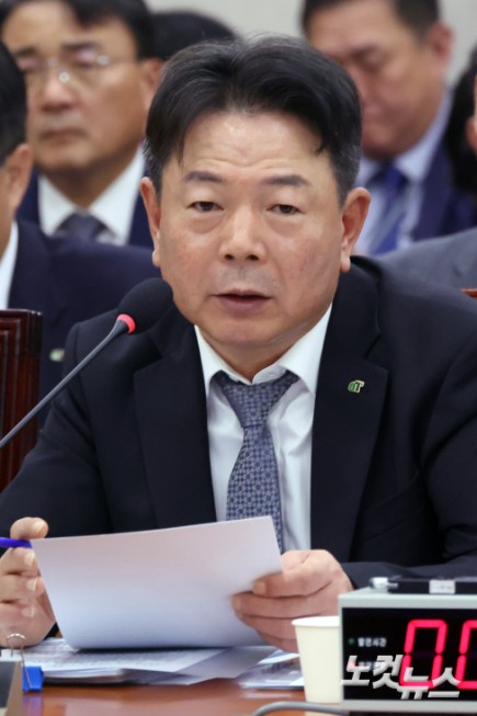 김창국 aT사장 직무대행이 14일 서울 여의도 국회에서 열린 농림축산식품해양수산위원회의 농촌진흥청·한국농어촌공사 등에 대한 국정감사에서 의원 질의에 답변을 하고 있다.