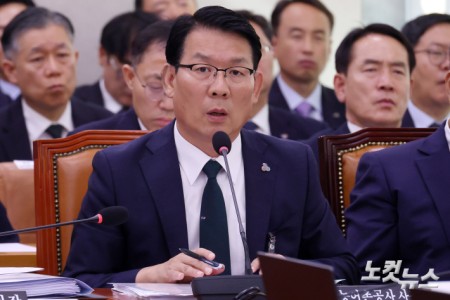 김인중 한국농어촌공사 사장이 14일 서울 여의도 국회에서 열린 농림축산식품해양수산위원회의 농촌진흥청·한국농어촌공사 등에 대한 국정감사에서 의원 질의에 답변을 하고 있다.