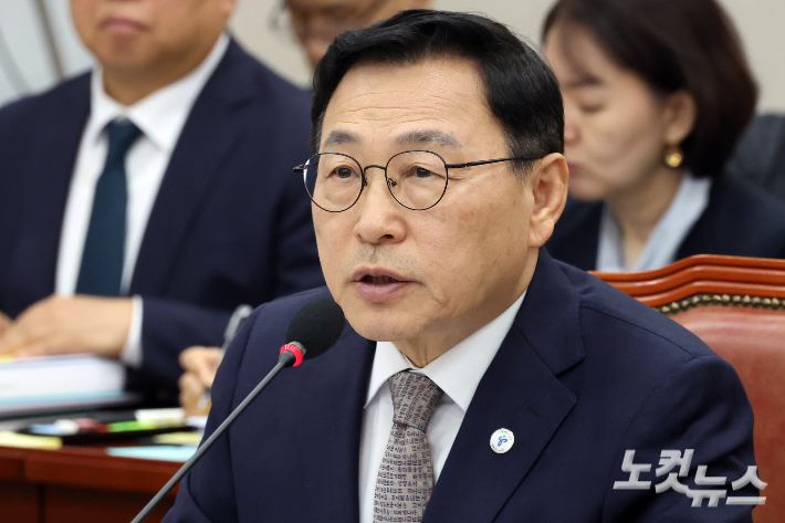 정근식 서울시교육감이 14일 서울 여의도 국회에서 열린 교육위원회의 서울교육청·경기교육청·인천교육청 국정감사에서 의원 질의에 답변을 하고 있다. 윤창원 기자