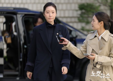 공천 헌금 1억원을 수수한 혐의로 기소된 강선우 무소속 의원이 14일 서울 서초구 서울중앙지방법원에서 열린 1심 선고 공판에 출석하고 있다.