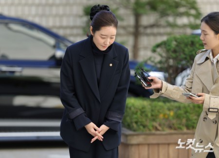 공천 헌금 1억원을 수수한 혐의로 기소된 강선우 무소속 의원이 14일 서울 서초구 서울중앙지방법원에서 열린 1심 선고 공판에 출석하고 있다.