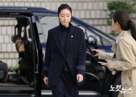 공천 헌금 1억원을 수수한 혐의로 기소된 강선우 무소속 의원이 14일 서울 서초구 서울중앙지방법원에서 열린 1심 선고 공판에 출석하고 있다.