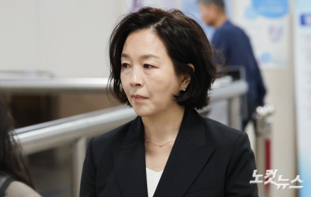 1억원의 공천 헌금 의혹을 받는 김경 전 서울시의원이 14일 서울 서초구 서울중앙지방법원에서 열린 1심 선고 공판에 출석하고 있다.