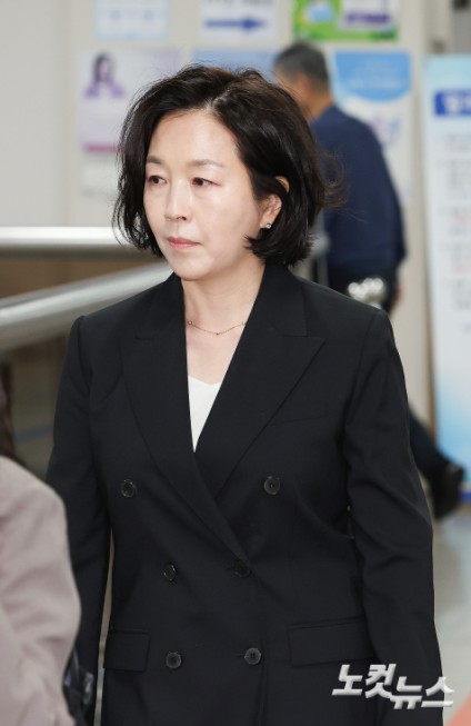 1억원의 공천 헌금 의혹을 받는 김경 전 서울시의원이 14일 서울 서초구 서울중앙지방법원에서 열린 1심 선고 공판에 출석하고 있다.