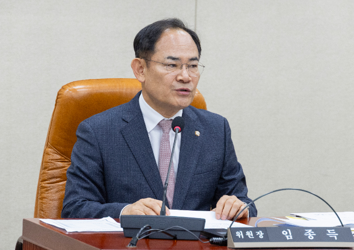 국회 국방위원회 법률안심사소위원회 위원장인 국민의힘 임종득 의원이 14일 국회에서 법안심사소위를 개회한 뒤 처리 안건에 대해 설명하고 있다. 연합뉴스