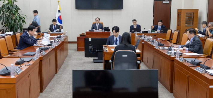 국회 국방위원회 법률안심사소위원회 위원장인 국민의힘 임종득 의원이 14일 국회에서 법안심사소위를 개회한 뒤 처리 안건에 대해 설명하고 있다. 연합뉴스