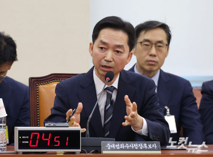 김지용 중대범죄수사청장 후보자가 14일 국회 행정안전위원회에서 열린 인사청문회에 출석해 질의에 답하고 있다. 황진환 기자